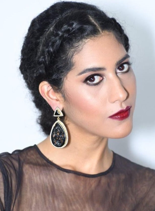 Onyx baroque dangling earrings